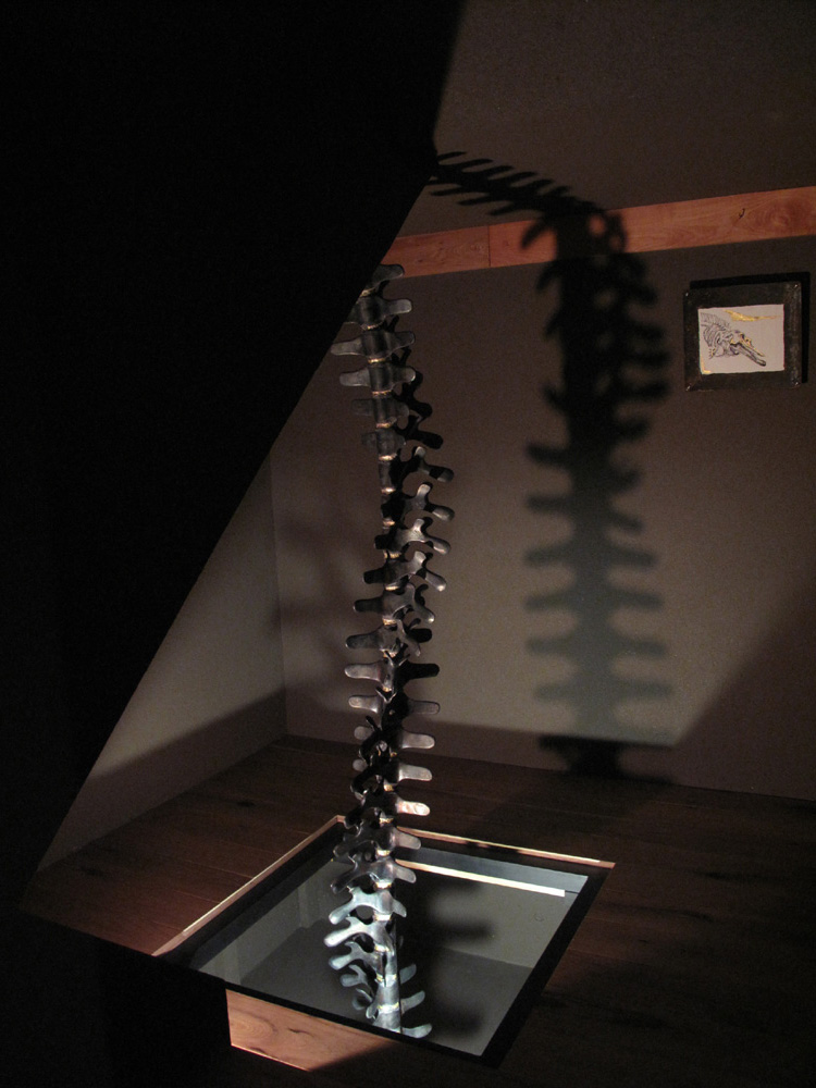 森田太初「鯨骨螺旋柱」